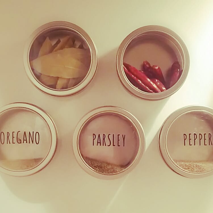 マグネットケースを活用したキッチンの整理収納アイデア Roomclip Mag 暮らしとインテリアのwebマガジン