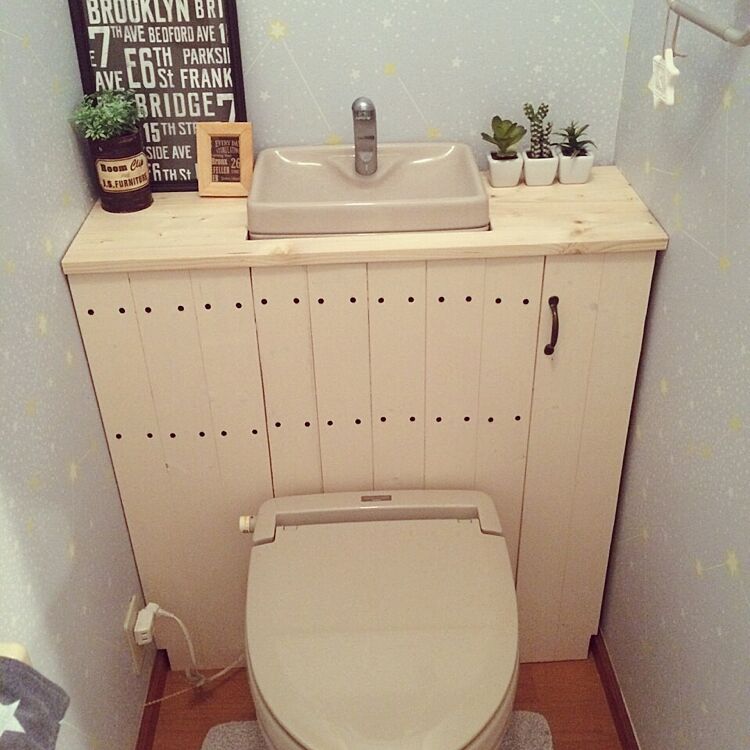 トイレをスタイリッシュに居心地よく タンクレス風トイレ By Yuikokaさん Roomclip Mag 暮らしとインテリアのwebマガジン