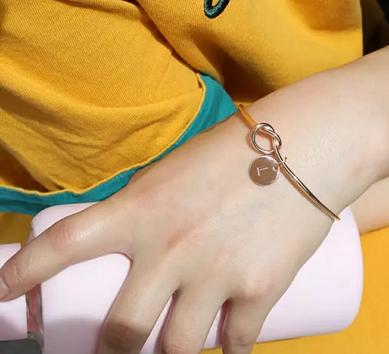 A Zの内 U Z イニシャル ブレスレット イニシャルチャーム イニシャルプレート 結びバングル シンプル アルファベット バングル フリーサイズ シルバー ペア ノットバングルのレビュー クチコミとして参考になる投稿0枚